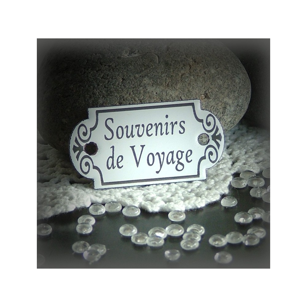 Petite plaque émaillée forme retro "Souvenirs de Voyage"