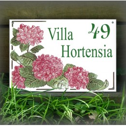 Plaque de Maison décor Hortensias Roses en émail avec un texte en police Times