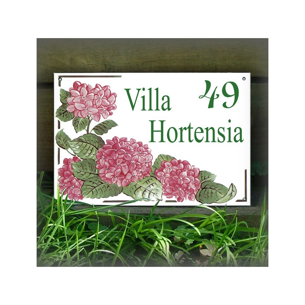 Plaque de Maison décor Hortensias Roses en émail avec un texte en police Times
