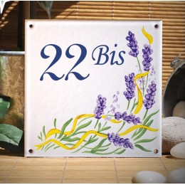 Plaque numéro de maison en faience émaillée motif paysage provençal et  brins de lavandes + chiffre