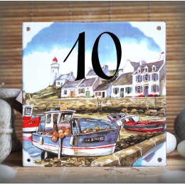 Numéro de rue émaillé : décor bateaux phare, 15x15cm