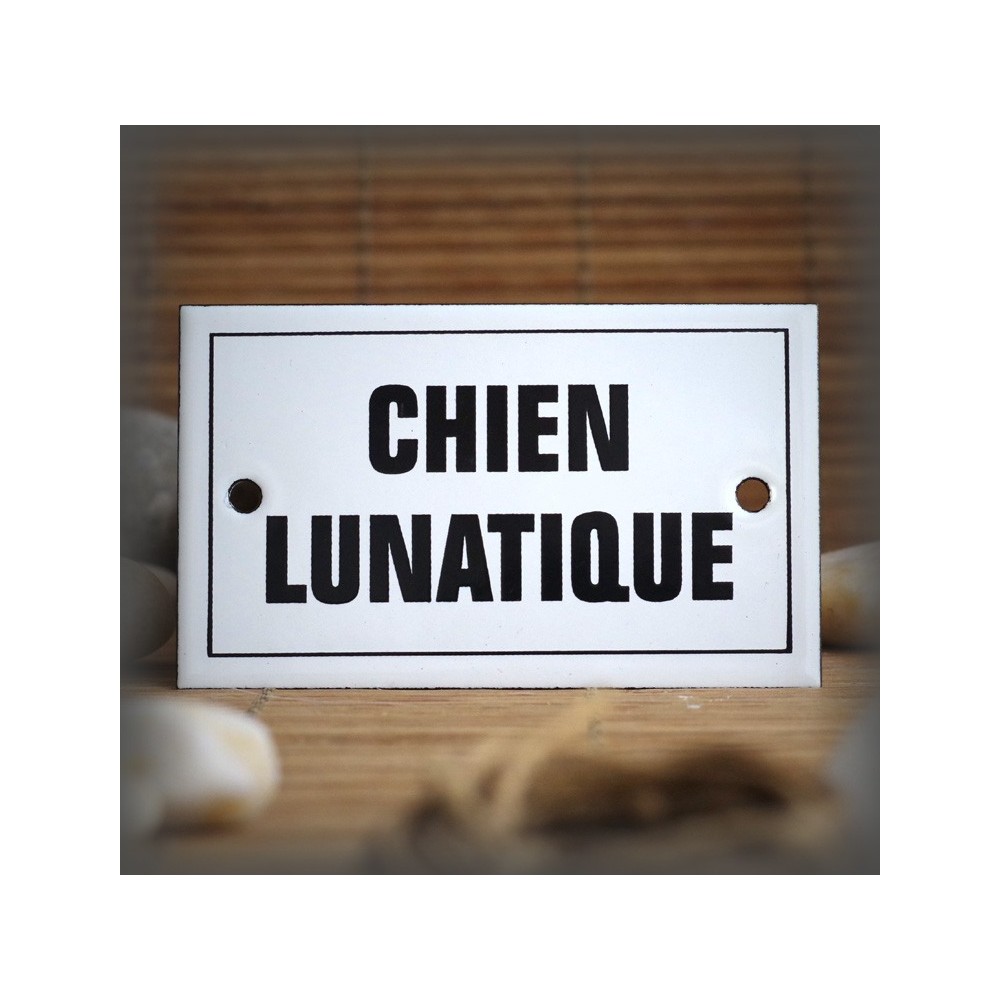 Enamel plate "Chien lunatique" with border