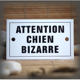 Plaque émaillée 10x6cm "Attention chien bizarre" avec filet