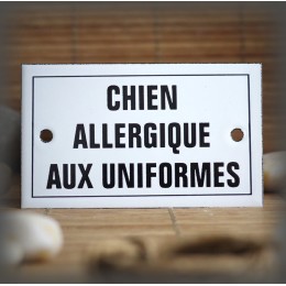 Plaque émaillée 10x6cm "Chien Allergique aux Uniformes" avec filet