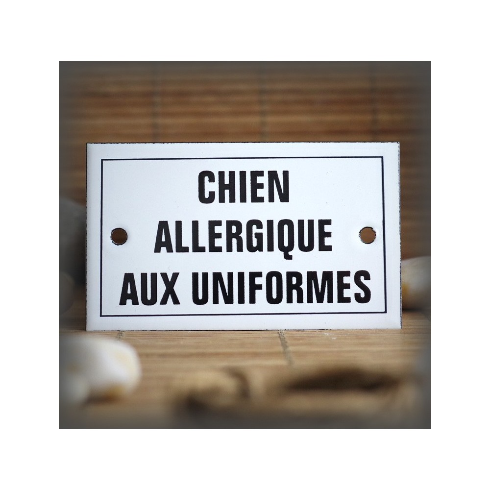 Enamel plate "Chien Allergique aux Uniformes" with border