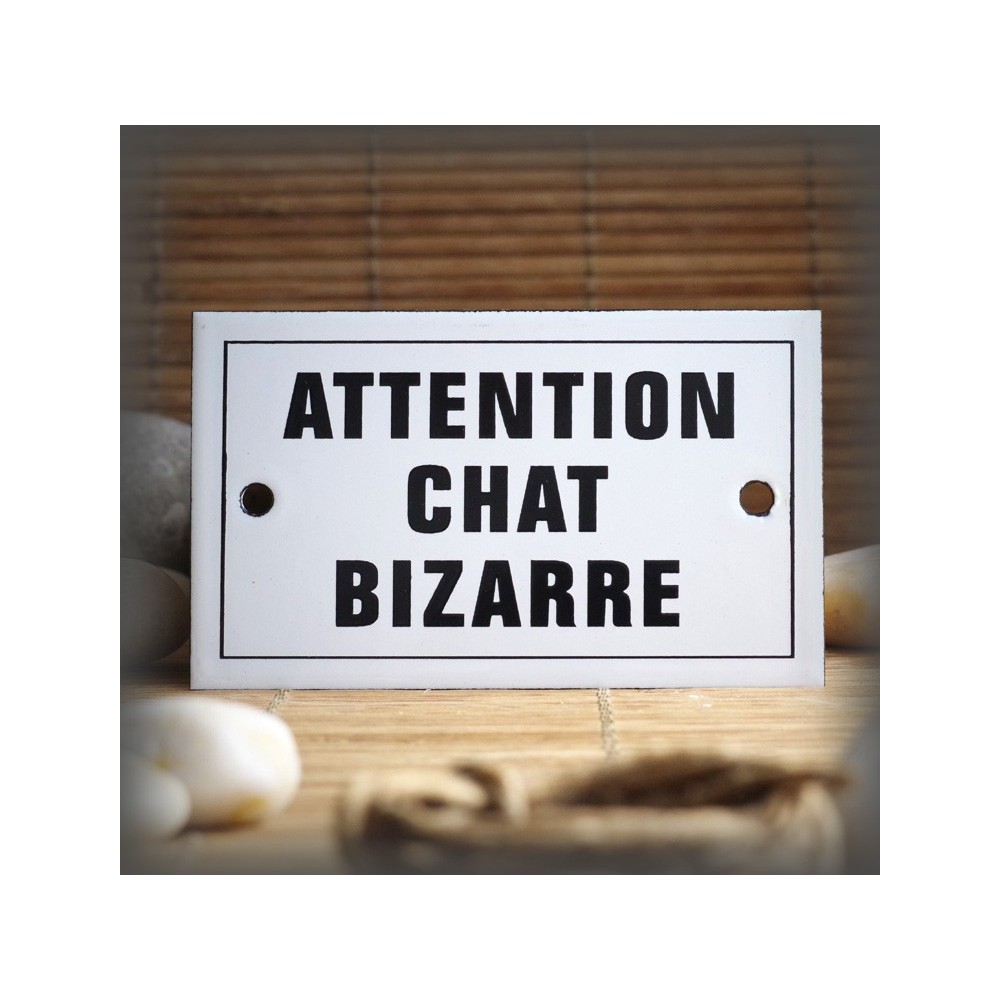 Enamel plate "Attention Chat Bizarre" with border