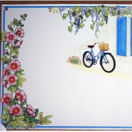 Zoom sur le décor Volets bleus avec ses roses trémières