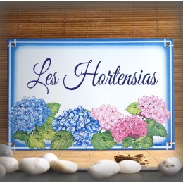 Plaque de Maison émail blanc décor Hortensias texte en police great vibes