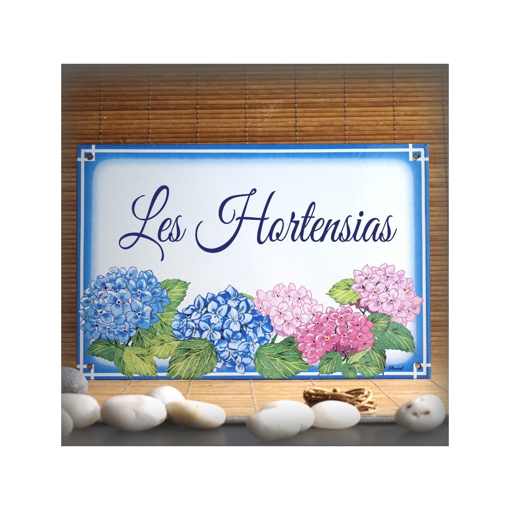 Plaque de Maison émail blanc décor Hortensias texte en police great vibes
