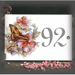 Numéro décor papillon rose sur fond émail blanc