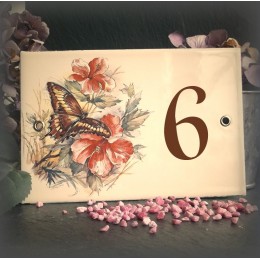 Numéro décor papillon rose sur fond émail ivoire