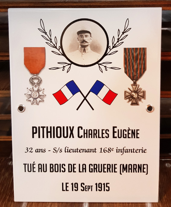 plaque funéraire militaire avec médailles